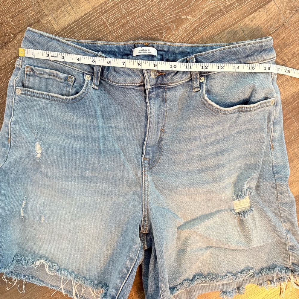 Forever 21 Women’s Distressed Jean Shorts - Size 31 - Picture 4 of 6